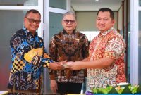 Foto: Bupati PPU, Mudyat Noor, menyerahkan potongan tumpeng sebagai simbol peresmian gedung kantor baru.