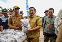 Foto: Bupati PPU, Mudyat Noor, saat mengikuti panen raya padi bersama Gapoktan Sri Maju di Desa Sidorejo.