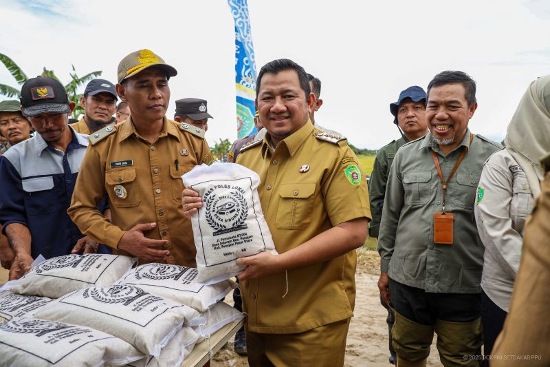 Foto: Bupati PPU, Mudyat Noor, saat mengikuti panen raya padi bersama Gapoktan Sri Maju di Desa Sidorejo.