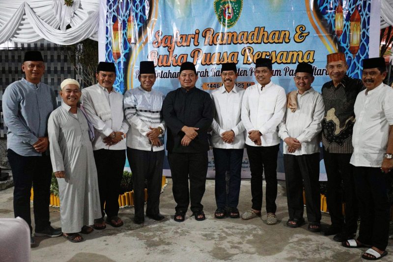 Foto: Kebersamaan jajaran Pemerintah Kabupaten PPU dan masyarakat Girimukti saat buka puasa bersama dalam rangka Safari Ramadan 1446 H.
