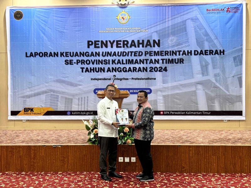 Foto: Momen penyerahan resmi LKPD 2024 oleh Bupati PPU di Auditorium BPK RI Perwakilan Kaltim, Samarinda.