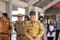 Foto: Wakil Bupati PPU meninjau kondisi pasar tradisional dan berdiskusi soal penataan kios.