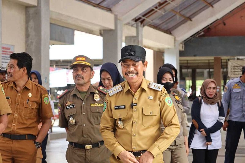 Foto: Wakil Bupati PPU meninjau kondisi pasar tradisional dan berdiskusi soal penataan kios.