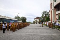 Foto: Wakil Bupati, Abdul Waris Muin, memberi arahan penting saat apel pagi di Sekretariat Kabupaten PPU.