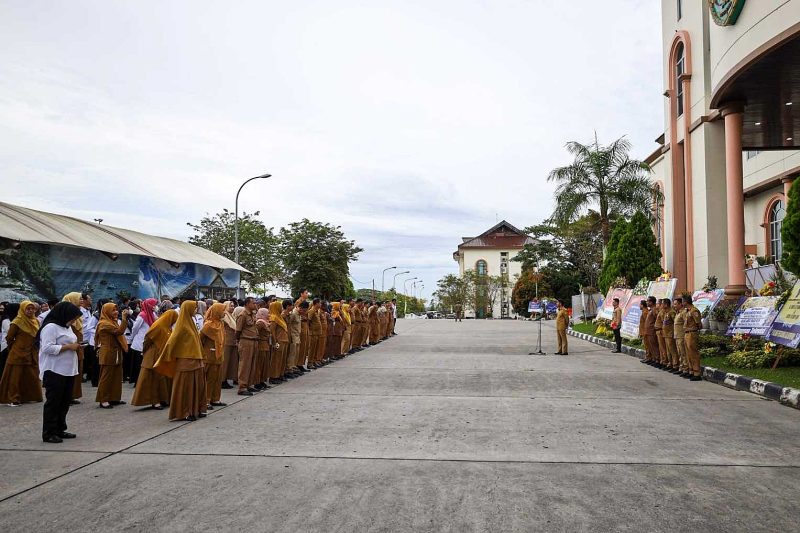 Foto: Wakil Bupati, Abdul Waris Muin, memberi arahan penting saat apel pagi di Sekretariat Kabupaten PPU.