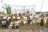 Foto: Berpose bersama usai panen jagung sebagai simbol sinergi dan dukungan terhadap pertanian lokal.