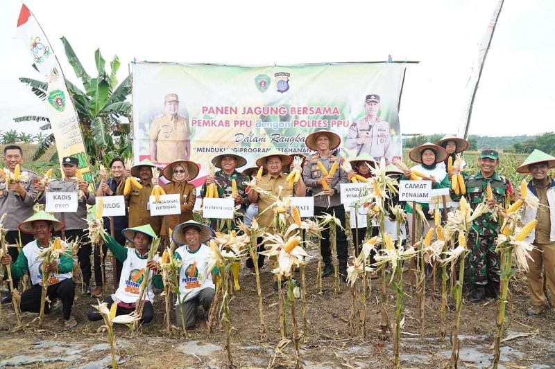 Foto: Berpose bersama usai panen jagung sebagai simbol sinergi dan dukungan terhadap pertanian lokal.