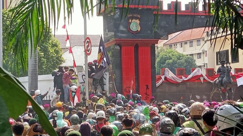 Foto : Kondisi Massa Demonstran yang melakukan aksi didepan Mako Brimob Polda Metro Jaya.