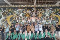 Foto : Mahasiswa/i KKN UINSI Samarinda bersama warga Desa Lamin Adat Lung Anai.
