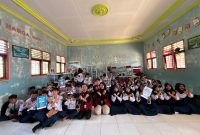 Foto : Kelompok KKN UIN-SI Samarinda saat bersama peserta didik SMPN 08  Kecamatan Loa Kulu, Kab. Kutai Kartanegara.