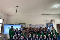 Foto : Kelompok KKN UIN-SI Samarinda saat bersama peserta didik SMPN 1 Kecamatan Loa Kulu, Kab. Kutai Kartanegara.