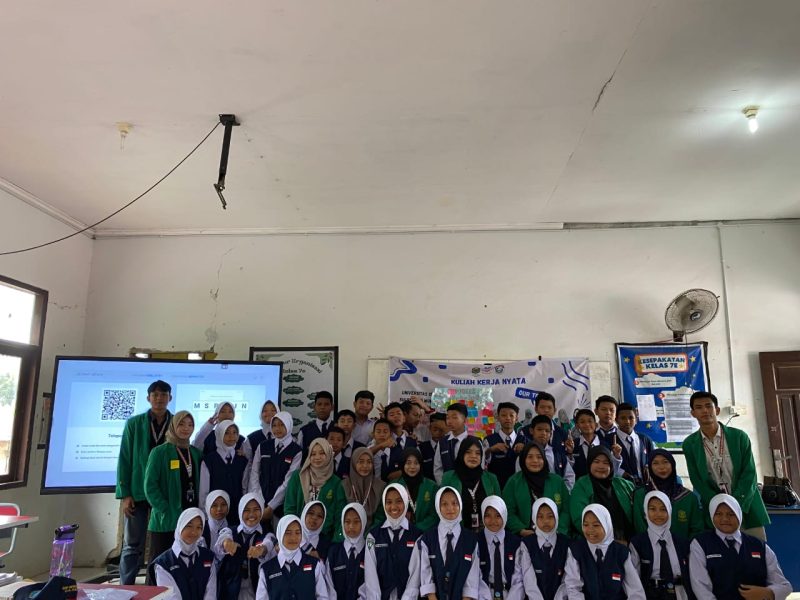 Foto : Kelompok KKN UIN-SI Samarinda saat bersama peserta didik SMPN 1 Kecamatan Loa Kulu, Kab. Kutai Kartanegara.