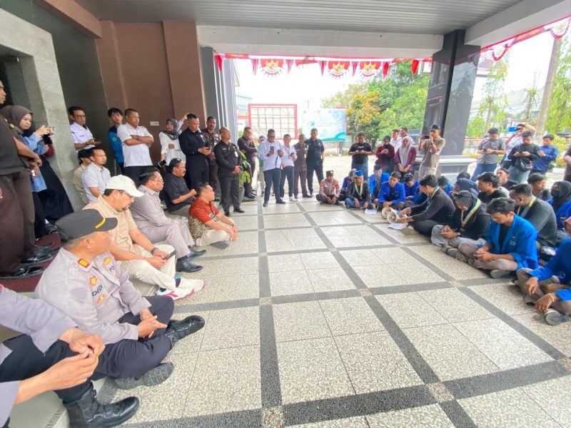 Foto : Aksi unjuk rasa yang digelar PMII di depan Kantor DPRD Samarinda pada Rabu (6/8/2025).