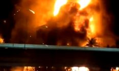 Kantor DPRD Makassar Diserbu Massa, Si Jago Merah Menerangi Malam