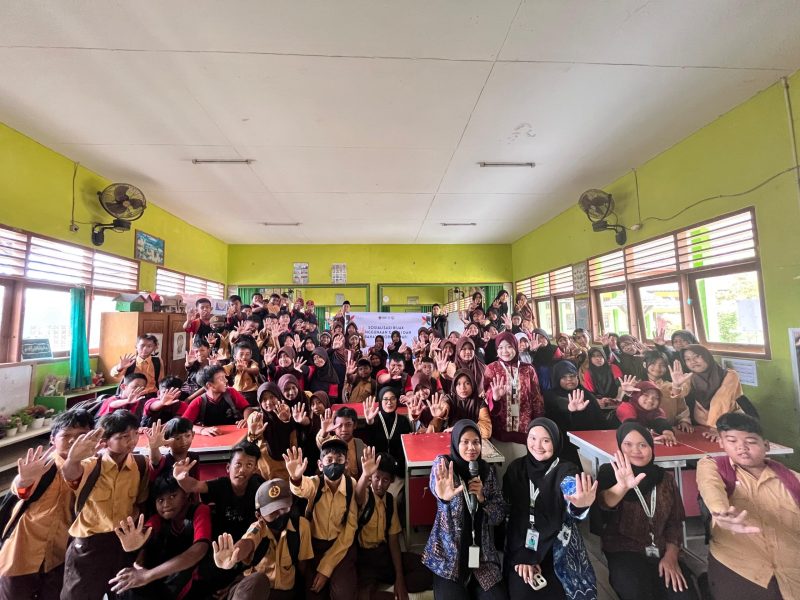 Foto : Kegiatan Sosialisasi Bijak Bermain Gawai Mahasiswa KKNT UINSI Samarinda di SDN 14 Loa Janan.