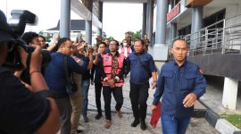 Foto : Tersangka Kadispora Kaltim Agus Hari Kesuma dan Eks Ketua DBON Kaltim Zairin Zain saat dijemput Kejati Kaltim terkait kasus korupsi dana hibah DBON Kaltim senilai 100 Milliar.