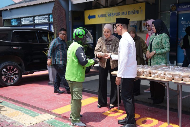 Foto : Yudhistira Yudha Permana, Kepala Kantor Imigrasi Kelas I TPI Samarinda, bersama para Karyawan membagikan makanan siap saji pada masyarakat.
