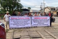 Foto: Warga Rapak Indah pasang spanduk keresahan terkait belum dibayarkannya ganti rugi oleh pemerintah (IST)