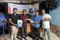 Foto : ‎Penyerahan bantuan oleh Anggota DPRD Provinsi Kalimantan Timur, Budianto Bulang saat mengunjungi Kampung Biduk-Biduk, Kab. Berau. Rabu (29/10/2025) 