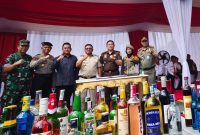 Foto : Jajaran Pemkot Samarinda Dalam Pemusnahan Ribuan Botol Miras Ilegal.