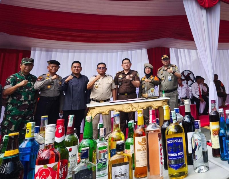 Foto : Jajaran Pemkot Samarinda Dalam Pemusnahan Ribuan Botol Miras Ilegal.