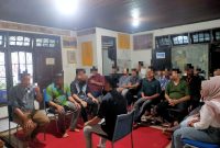 Foto : Para klien Grup Sirkel di SEKATA saat duduk melingkar berbincang bersama.