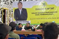Foto : Anggota DPRD Kaltim, Budianto Bulang saat berdialog bersama masyarakat Desa Long Nyelong, Kutim.(Zul/Lintasjejaring)