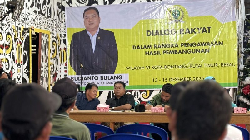 Foto : Anggota DPRD Kaltim, Budianto Bulang saat berdialog bersama masyarakat Desa Long Nyelong, Kutim.(Zul/Lintasjejaring)