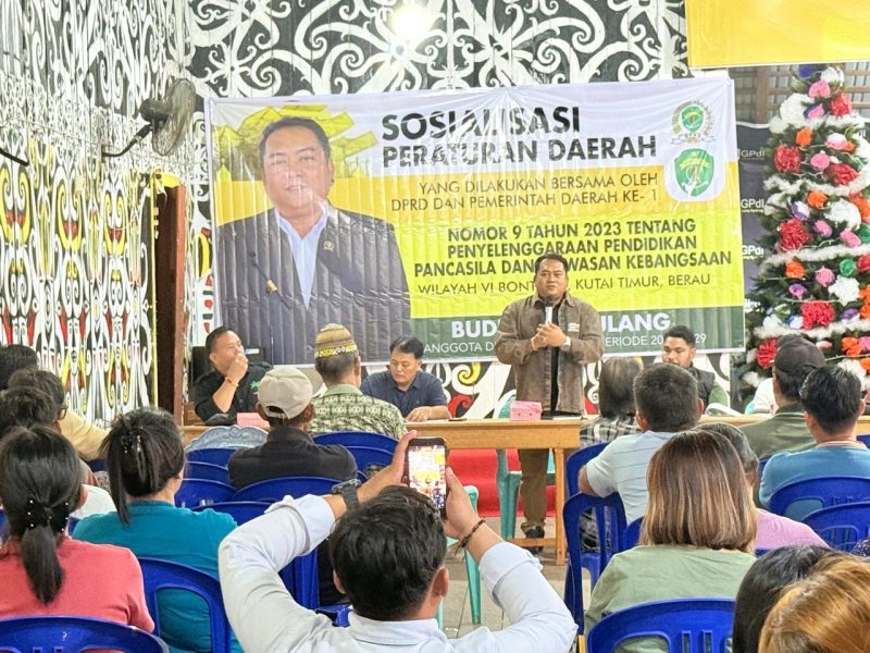 Foto : Budianto Bulang, saat menyampaikan materi Sosperda di Desa Long Nyelong, Kecamatan Busang Kab. Kutai Timur.