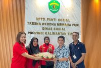 Foto : Kegiatan DPC PDI Perjuangan Kota Samarinda Menyambangi Para Lansia.