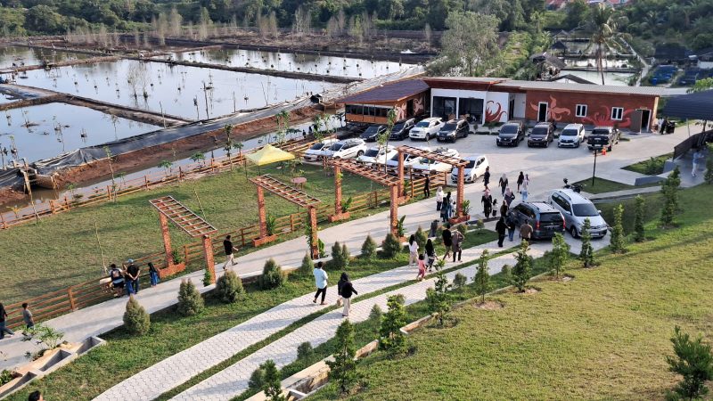 Foto : Suasana area De Boekit Riverside Resort di kawasan Manggar, Balikpapan, yang mengusung konsep Ramadan bernuansa alam terbuka. Pengunjung terlihat menikmati waktu menjelang berbuka dengan latar Sungai Manggar dan area hijau terbuka.