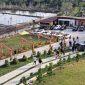 Foto : Suasana area De Boekit Riverside Resort di kawasan Manggar, Balikpapan, yang mengusung konsep Ramadan bernuansa alam terbuka. Pengunjung terlihat menikmati waktu menjelang berbuka dengan latar Sungai Manggar dan area hijau terbuka.