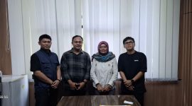 Foto : 3 pelaku usaha media lokal usai berdiskusi dan berdialog bersama Anggota DPRD Kukar, Hamdiah (tengah).