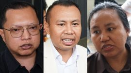 ‎Foto: Kuasa Hukum Terdakwa Keempat Mahasiswa, Bambang Edi Darma (kiri/baju hitam). Kuasa Hukum Terdakwa Keempat Mahasiswa, Paulinus Dugis (tengah). Serta JPU, Ninin. A. Natsir (kanan). 