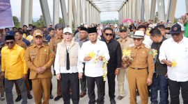 Gubernur Kaltim, Rudy Mas'ud beserta rombongan saat meresmikan Jembatan Nibung, sebagai jantung akses masyarakat di pesisir Kutim. 