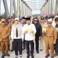 Gubernur Kaltim, Rudy Mas'ud beserta rombongan saat meresmikan Jembatan Nibung, sebagai jantung akses masyarakat di pesisir Kutim. 