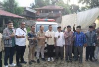 Foto : Anggota DPRD RI Komisi XII, Syafruddin dalam Penyerahan Bantuan Ambulans Program TJSL dari PLN pada Yayasan Insan Nusantara Malanga.