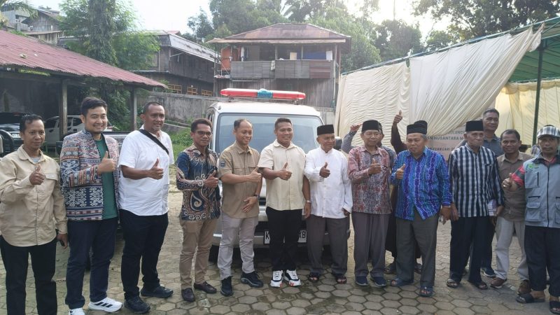 Foto : Anggota DPRD RI Komisi XII, Syafruddin dalam Penyerahan Bantuan Ambulans Program TJSL dari PLN pada Yayasan Insan Nusantara Malanga.