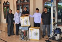 Foto: Wakil Ketua I DPRD Kukar, Junaidi saat memberikan bantuan ke Masjid Al-Kamal, Desa Sepakat, Kab. Kukar.