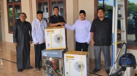 Foto: Wakil Ketua I DPRD Kukar, Junaidi saat memberikan bantuan ke Masjid Al-Kamal, Desa Sepakat, Kab. Kukar.