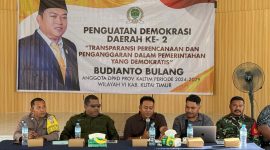 Foto: Budianto Bulang saat menyampaikan PDD di Desa Bumi Etam, Kecamatan Kaubun, Kabupaten Kutai Timur. 