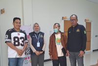 Anggota Dewan Perwakilan Rakyat Daerah (DPRD) Kutai Kartanegara, Hamdiah Z (Tengah),