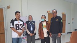 Anggota Dewan Perwakilan Rakyat Daerah (DPRD) Kutai Kartanegara, Hamdiah Z (Tengah),