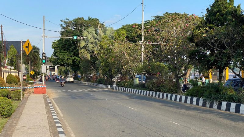 Foto : Pelican Cross Di Depan Teras Samarinda
