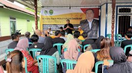 Foto : Foto: Anggota DPRD Prov. Kaltim, Budianto Bulang saat menyampaikam Sosperda 9 Tahun 2023 tentang Penyelenggaraan Pendidikan Pancasila dan Wawasan Kebangsaan, di Desa Kelinjau Ulu, Kecamatan Muara Ancalong, Kabupaten Kutai Timur. 
