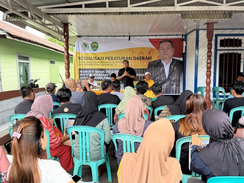 Foto : Foto: Anggota DPRD Prov. Kaltim, Budianto Bulang saat menyampaikam Sosperda 9 Tahun 2023 tentang Penyelenggaraan Pendidikan Pancasila dan Wawasan Kebangsaan, di Desa Kelinjau Ulu, Kecamatan Muara Ancalong, Kabupaten Kutai Timur. 