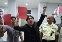 Foto : Presiden Badan Eksekutif Mahasiswa (BEM) Keluarga Mahasiswa (KM) Universitas Mulawarman (Unmul), Hithan Hersya Putra sedang menyampaikan aspirasinya setelah diusir keluar dari Ruang Diskusi