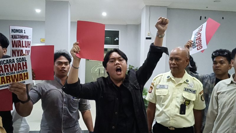 Foto : Presiden Badan Eksekutif Mahasiswa (BEM) Keluarga Mahasiswa (KM) Universitas Mulawarman (Unmul), Hithan Hersya Putra sedang menyampaikan aspirasinya setelah diusir keluar dari Ruang Diskusi