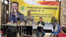 Anggota DPRD Prov. Kaltim, Budianto Bulang saat menyampaikan PDD di Desa Rinding, Kec. Teluk bayur, kab. berau. (Sull/LJ)