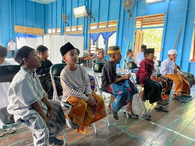 Foto: Potret anak-anak/ santri yang mengikuti Khitanan Massal oleh BKPRMI Bulungan di Kec. Tanjung Palas Tengah, Kab. Bulungan.